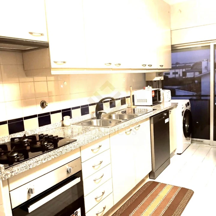 Apartamento T2 para Venda em Santa Maria de Lamas Foto 4