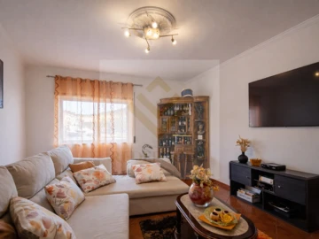 Moradia T3 para Venda em Sobrado e Bairros