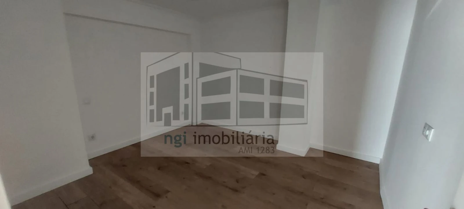 Loja para Arrendamento em Venteira Foto 12