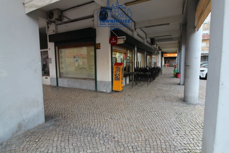 Loja para Venda em Pontinha e Famões Foto 11