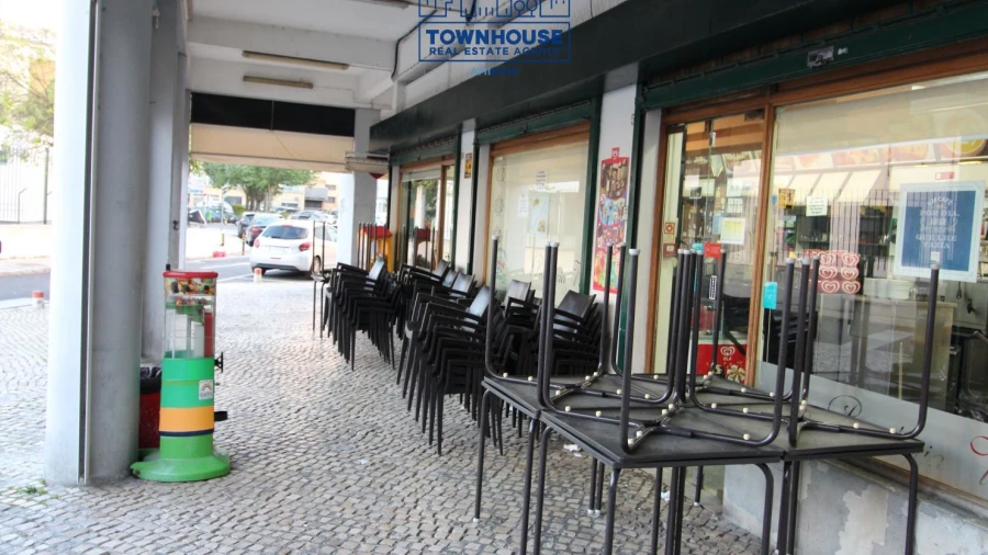 Loja para Venda em Pontinha e Famões