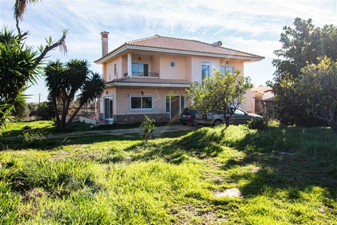 Moradia T4 para Venda em Santa Barbara de Nexe Foto 1