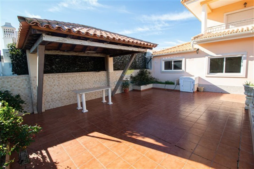 Moradia T4 para Venda em Santa Barbara de Nexe Foto 11