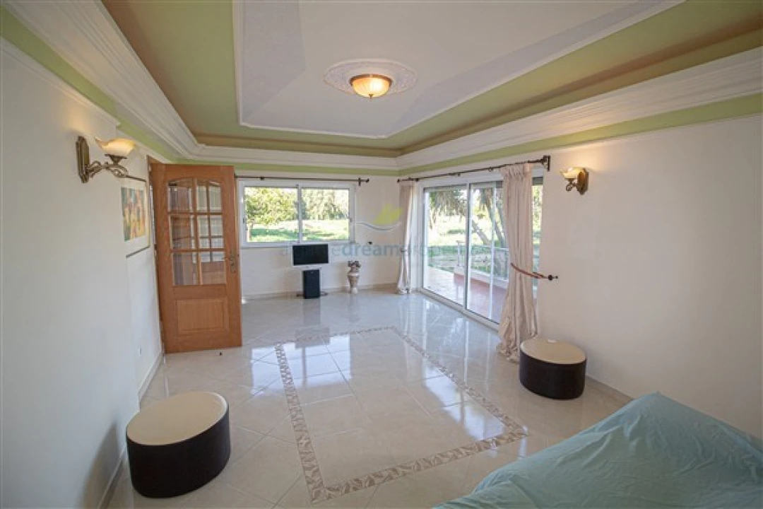 Moradia T4 para Venda em Santa Barbara de Nexe Foto 15