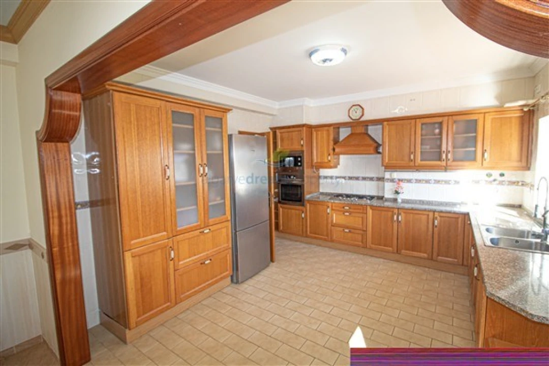 Moradia T4 para Venda em Santa Barbara de Nexe Foto 19