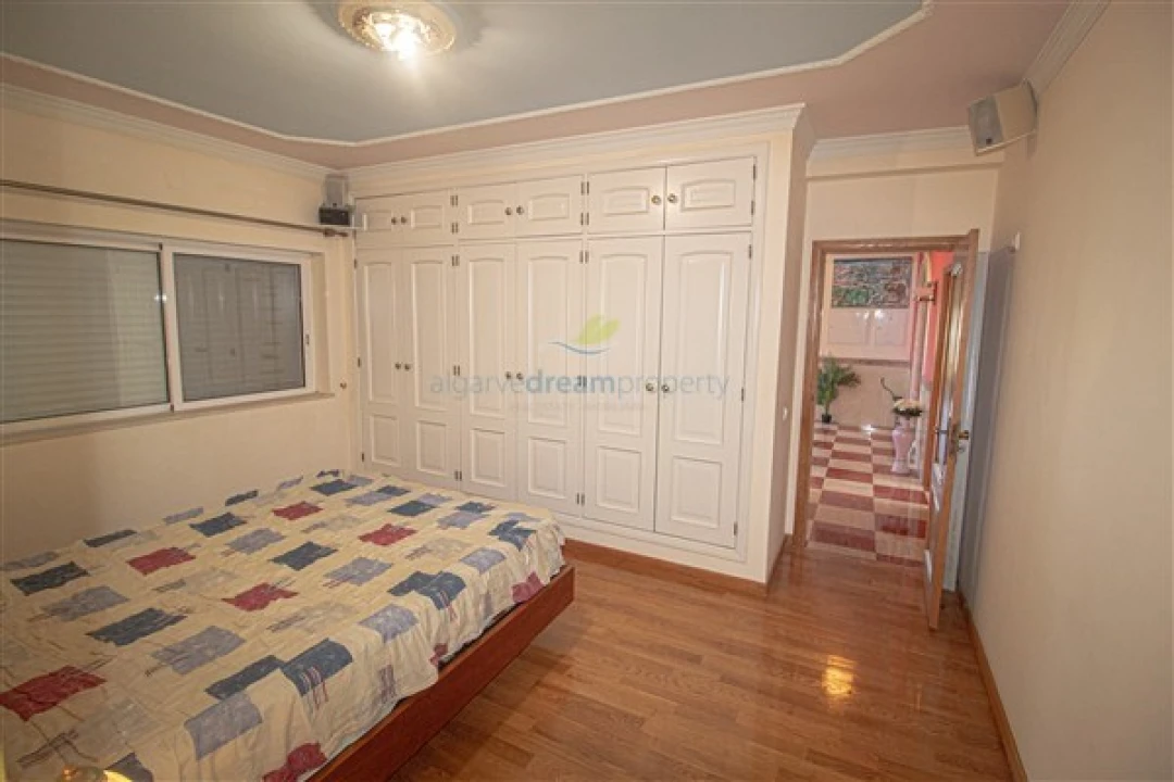 Moradia T4 para Venda em Santa Barbara de Nexe Foto 23