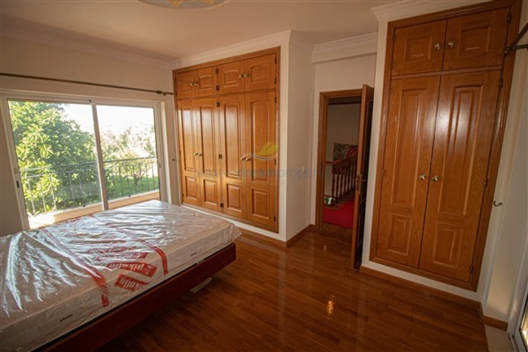 Moradia T4 para Venda em Santa Barbara de Nexe Foto 28