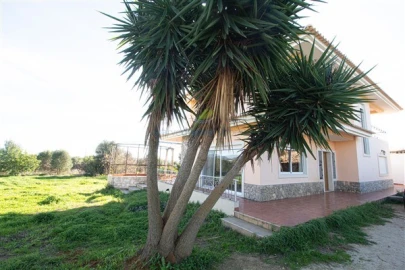 Moradia T4 para Venda em Santa Barbara de Nexe