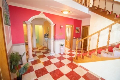 Moradia T4 para Venda em Santa Barbara de Nexe