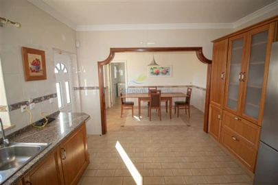 Moradia T4 para Venda em Santa Barbara de Nexe