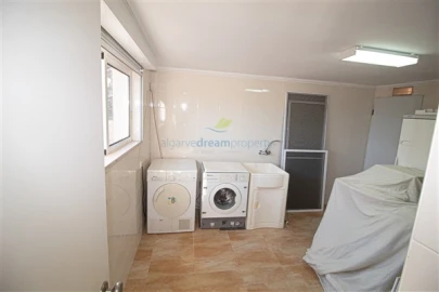 Moradia T4 para Venda em Santa Barbara de Nexe