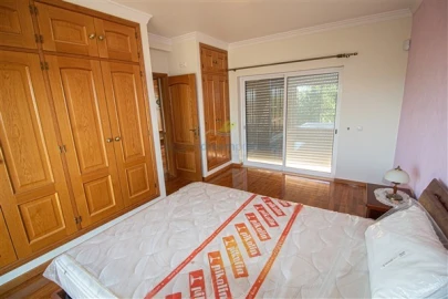 Moradia T4 para Venda em Santa Barbara de Nexe