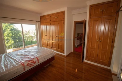 Moradia T4 para Venda em Santa Barbara de Nexe