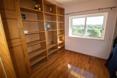 Moradia T4 para Venda em Santa Barbara de Nexe