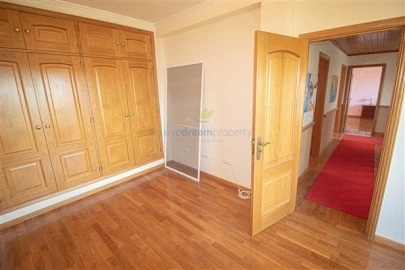 Moradia T4 para Venda em Santa Barbara de Nexe