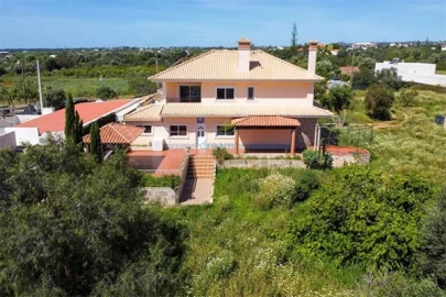 Moradia T4 para Venda em Santa Barbara de Nexe