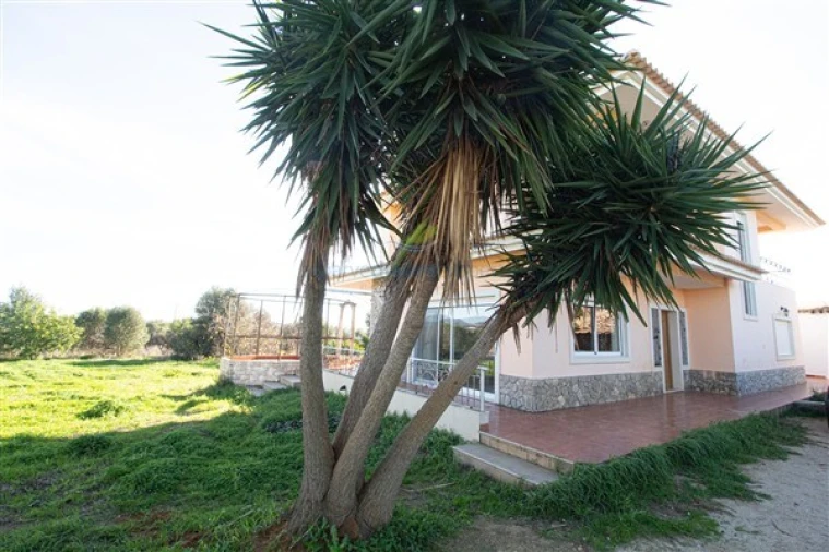 Moradia T4 para Venda em Santa Barbara de Nexe Foto 3