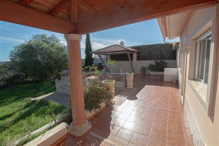 Moradia T4 para Venda em Santa Barbara de Nexe Foto 10