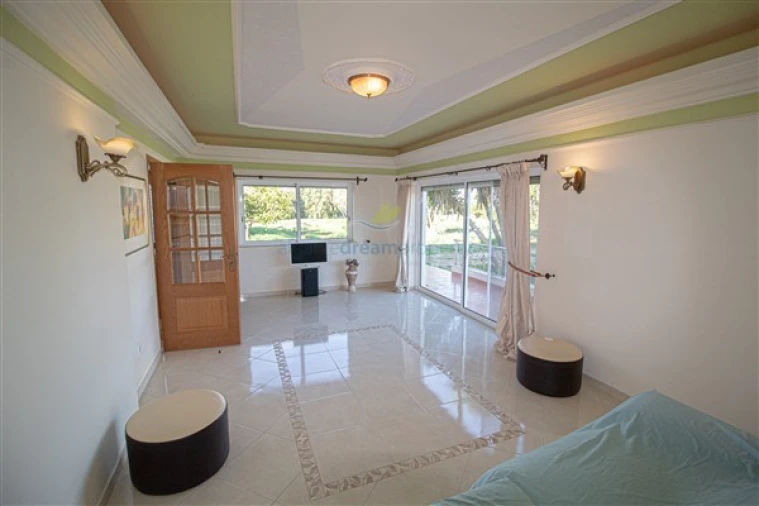 Moradia T4 para Venda em Santa Barbara de Nexe Foto 15