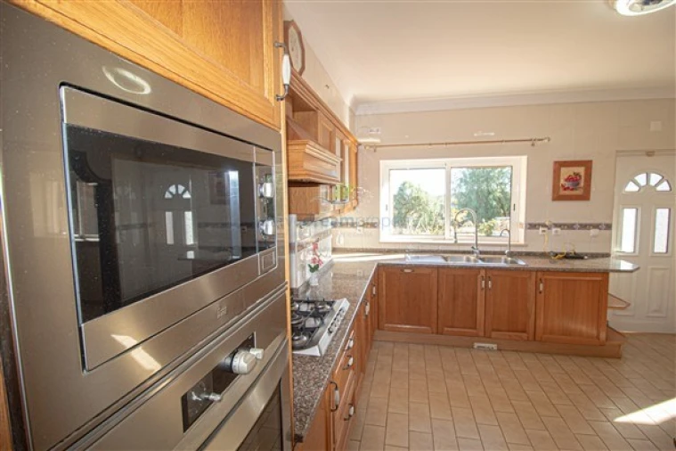 Moradia T4 para Venda em Santa Barbara de Nexe Foto 18