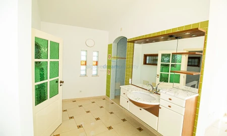 Moradia T4 para Venda em Loule (São Sebastião)