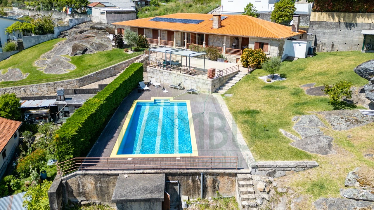 Moradia T4 para Venda em Vilar de Mouros Foto 1