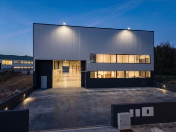 Armazém para Venda em Arrifana