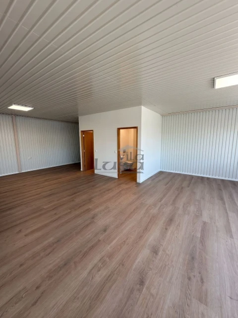 Armazém para Venda em Arrifana