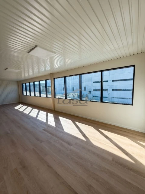 Armazém para Venda em Arrifana