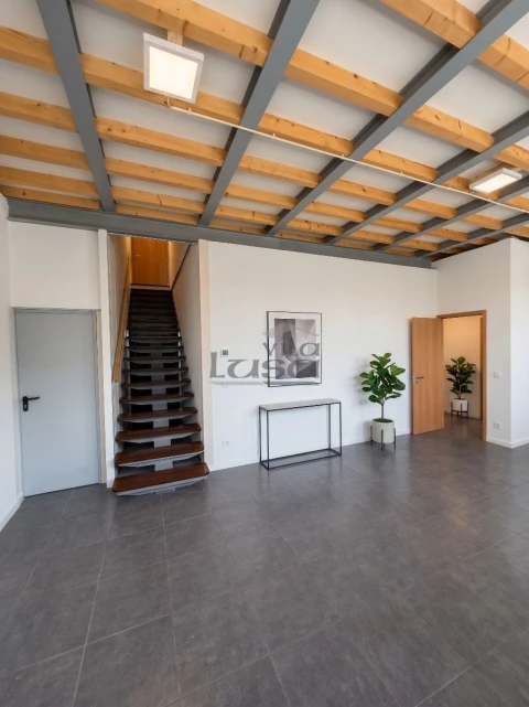 Armazém para Venda em Arrifana