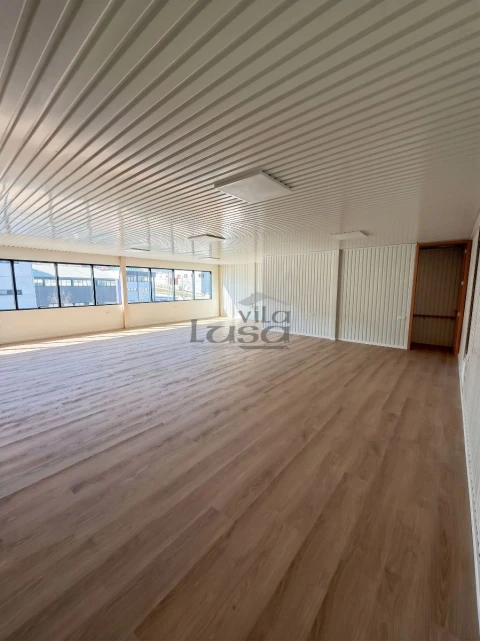 Armazém para Venda em Arrifana