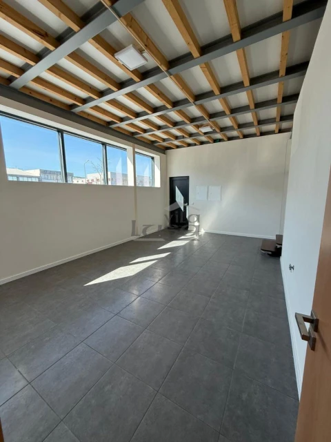 Armazém para Venda em Arrifana