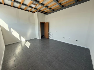 Armazém para Venda em Arrifana