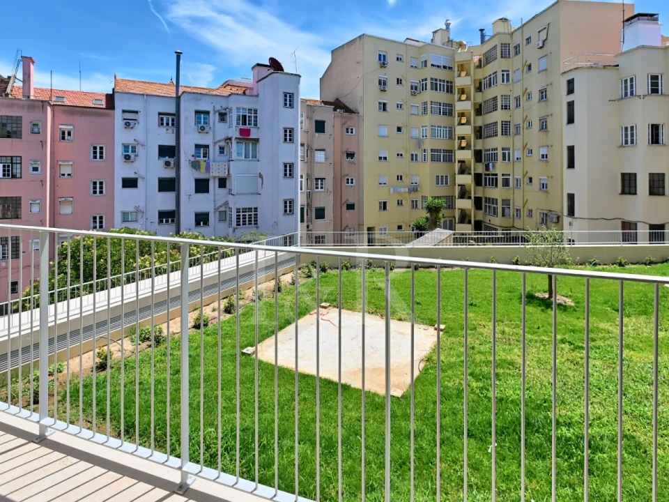 Apartamento T2 para Venda em Areeiro Foto 8