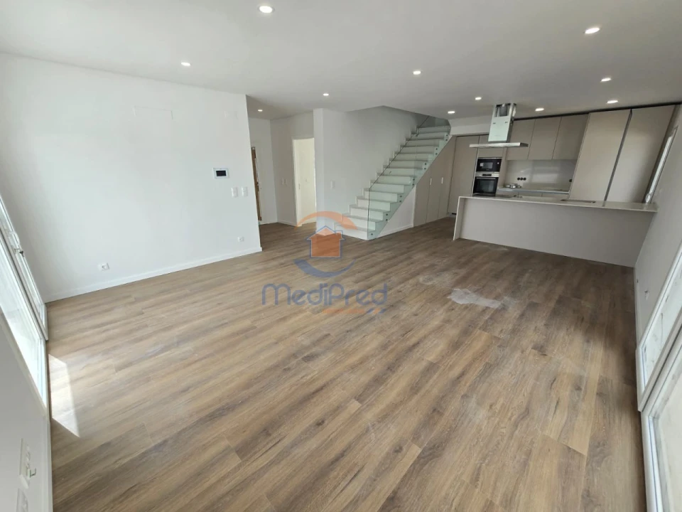 Moradia T4 para Venda em Pontinha e Famões Foto 7