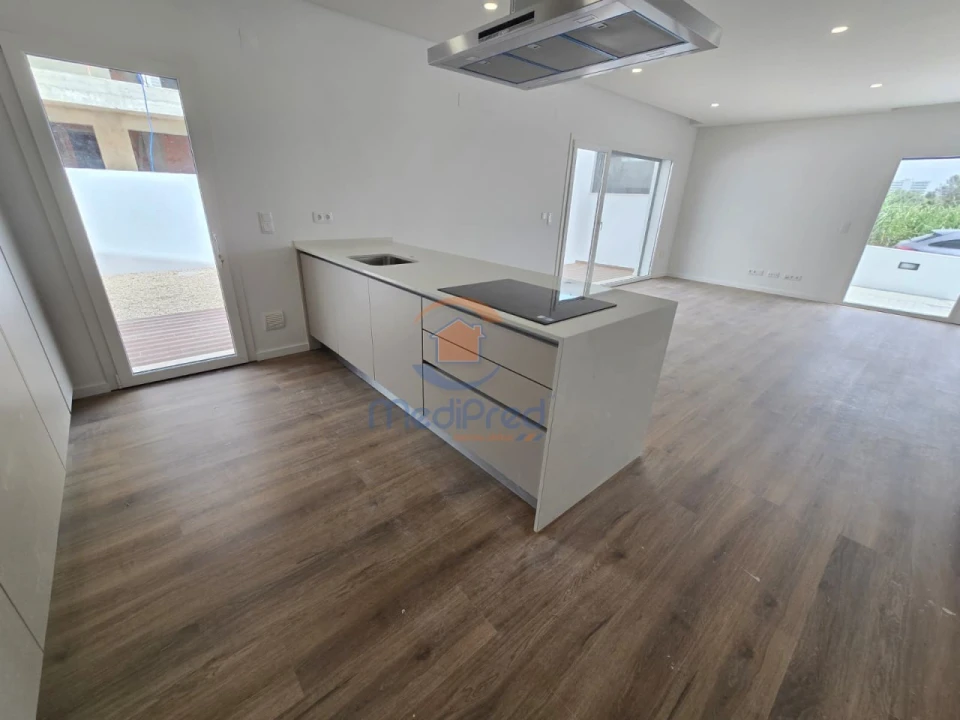 Moradia T4 para Venda em Pontinha e Famões Foto 1