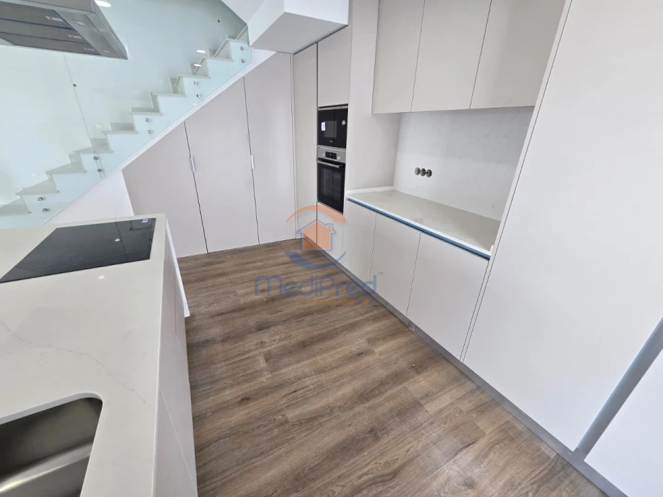 Moradia T4 para Venda em Pontinha e Famões Foto 2