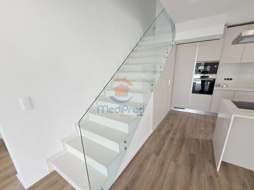 Moradia T4 para Venda em Pontinha e Famões Foto 12