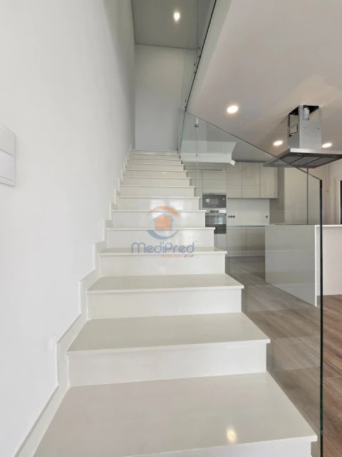 Moradia T4 para Venda em Pontinha e Famões