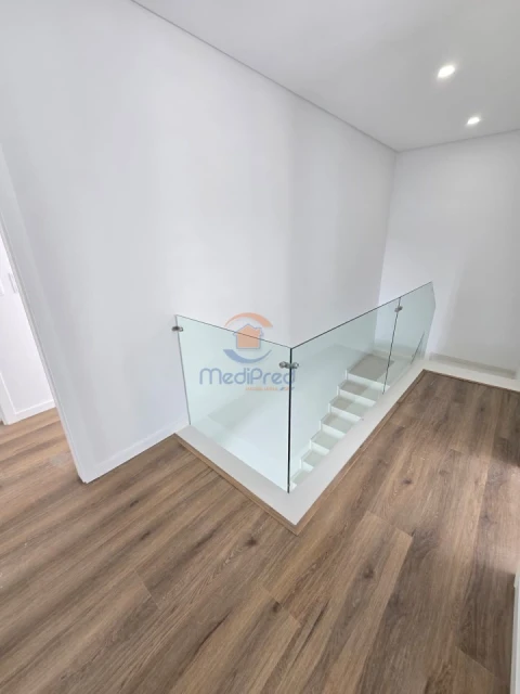 Moradia T4 para Venda em Pontinha e Famões