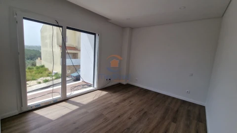 Moradia T4 para Venda em Pontinha e Famões