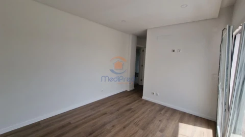 Moradia T4 para Venda em Pontinha e Famões