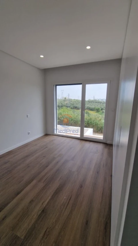 Moradia T4 para Venda em Pontinha e Famões