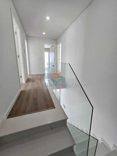 Moradia T4 para Venda em Pontinha e Famões