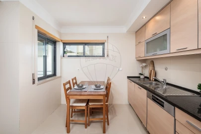Apartamento T2 para Venda em Santo António dos Cavaleiros e Frielas