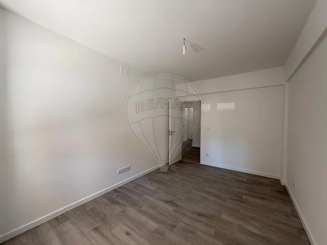 Apartamento T3 para Arrendamento em Venteira Foto 6
