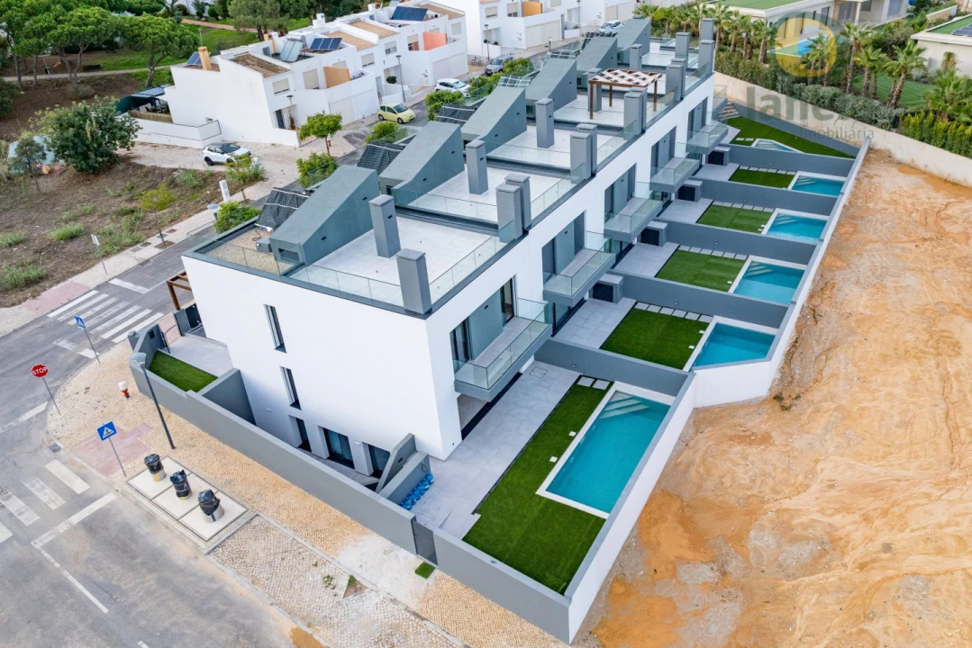 Moradia T4 para Venda em Montenegro Foto 6