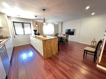 Apartamento T4 para Venda em Aver-O-Mar, Amorim e Terroso