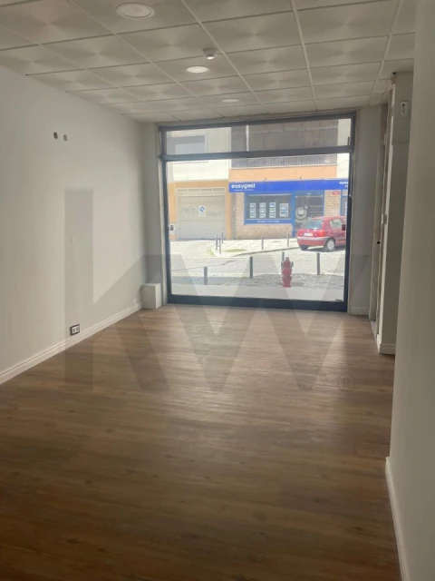 Loja para Arrendamento em Algueirão-Mem Martins