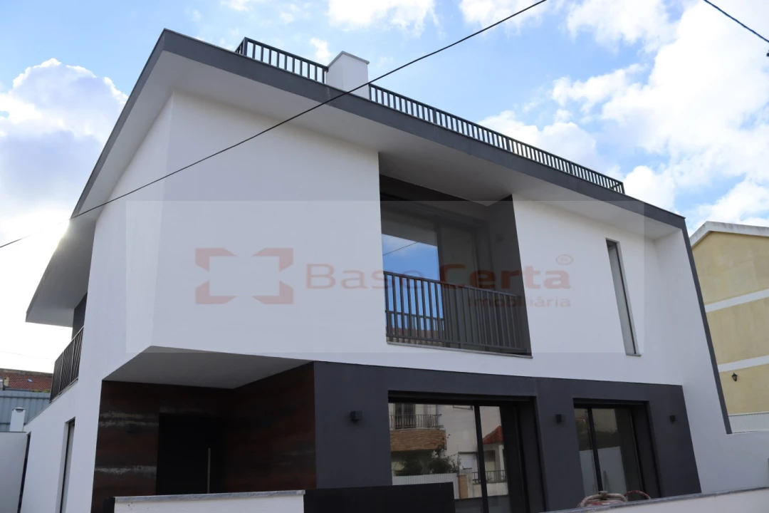 Moradia T5 para Venda em Santa Iria de Azoia, São João da Talha e Bobadela Foto 3